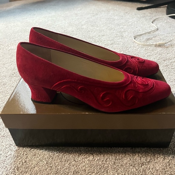 Stunning red suede and embroidered women’s shoes made in Italy by Paloma size 7 - Picture 5 of 9